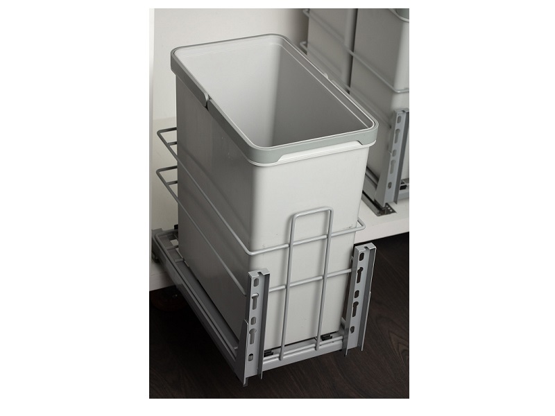 Zafacón sencillo gris que sale con la puerta 30 QT cierre lento montaje bajo marca IMEX - 307027