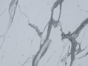 Laminado Greenlam para tope 5574-31 - Statuario - Brillo - 30x12 - Postformable - con film protector